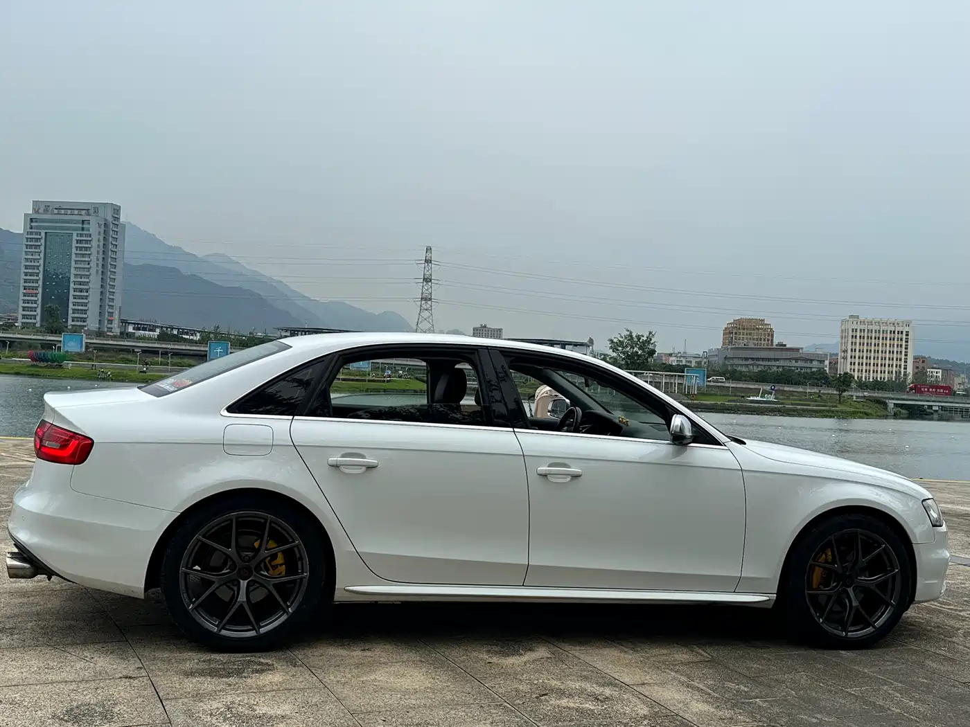Audi A4L 2013 40 TFSI quattro Personality Sport фото 4