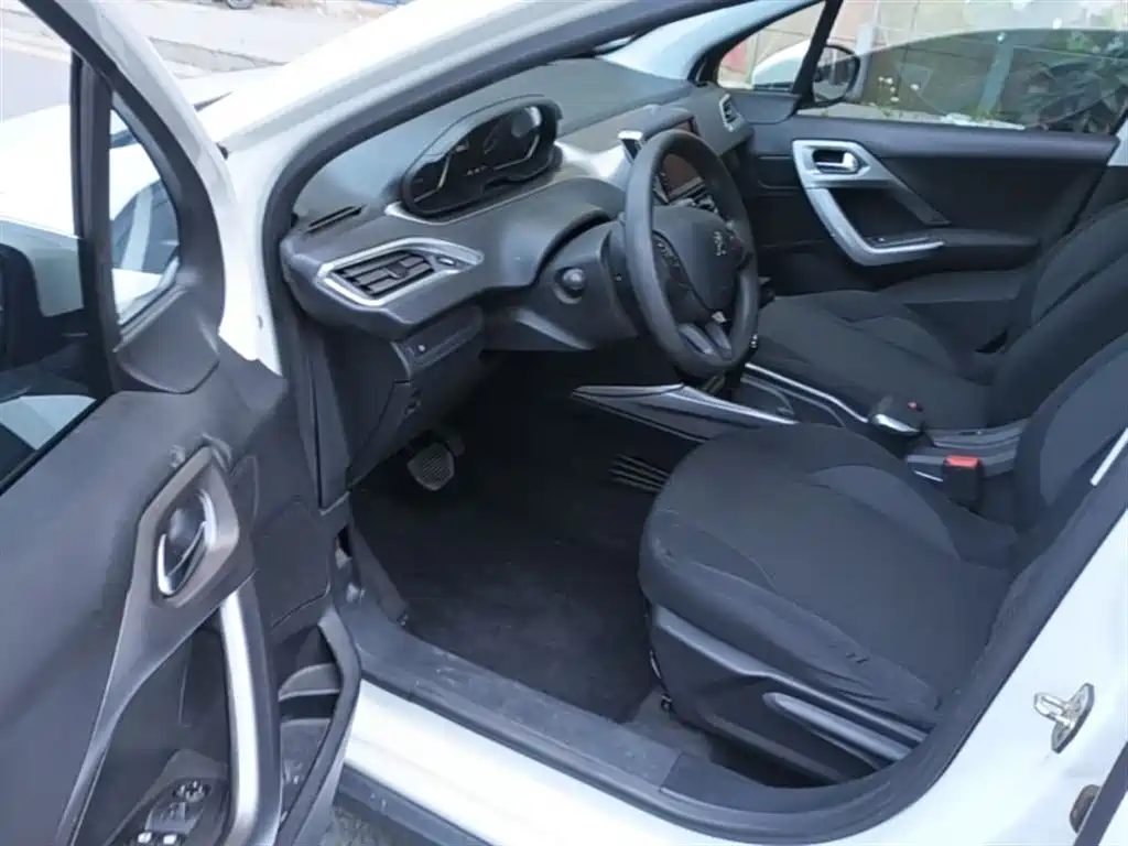 Peugeot 2008 2014 1.6L Automatic Fashion Edition фото 16