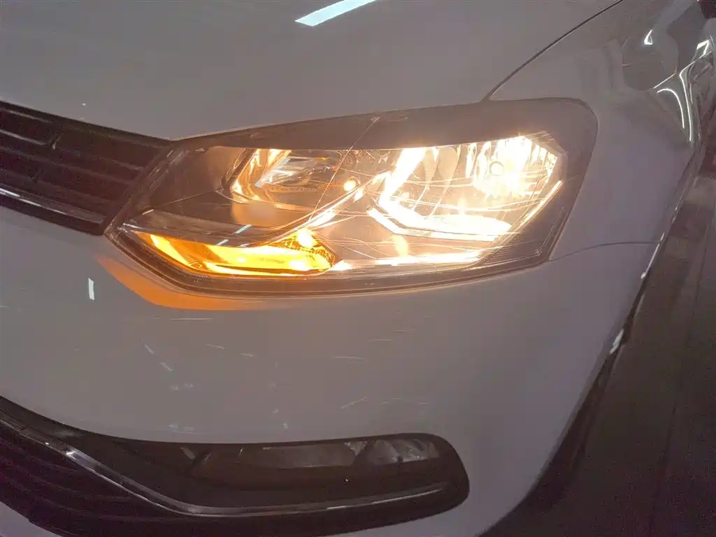 Volkswagen Polo 2014 1.6L Automatic Comfort Edition фото 18
