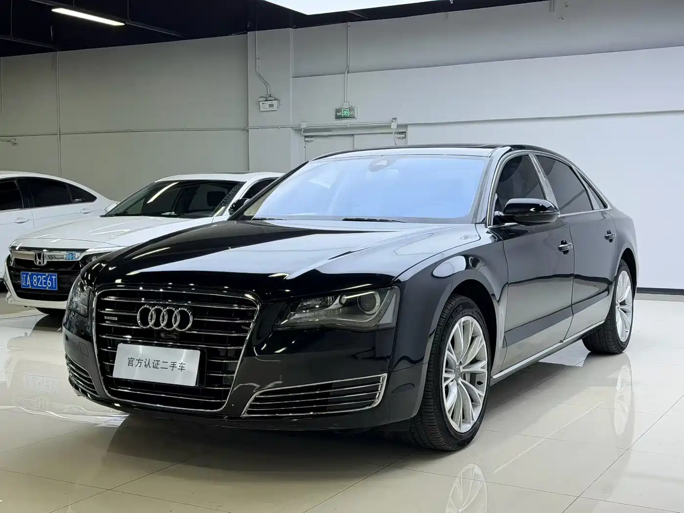 Фото 1 - Audi A8