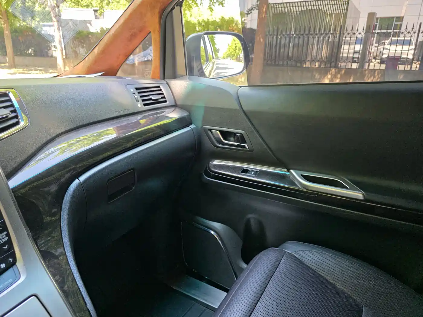 Toyota Alphard 2012 3.5L Premium Edition фото 26