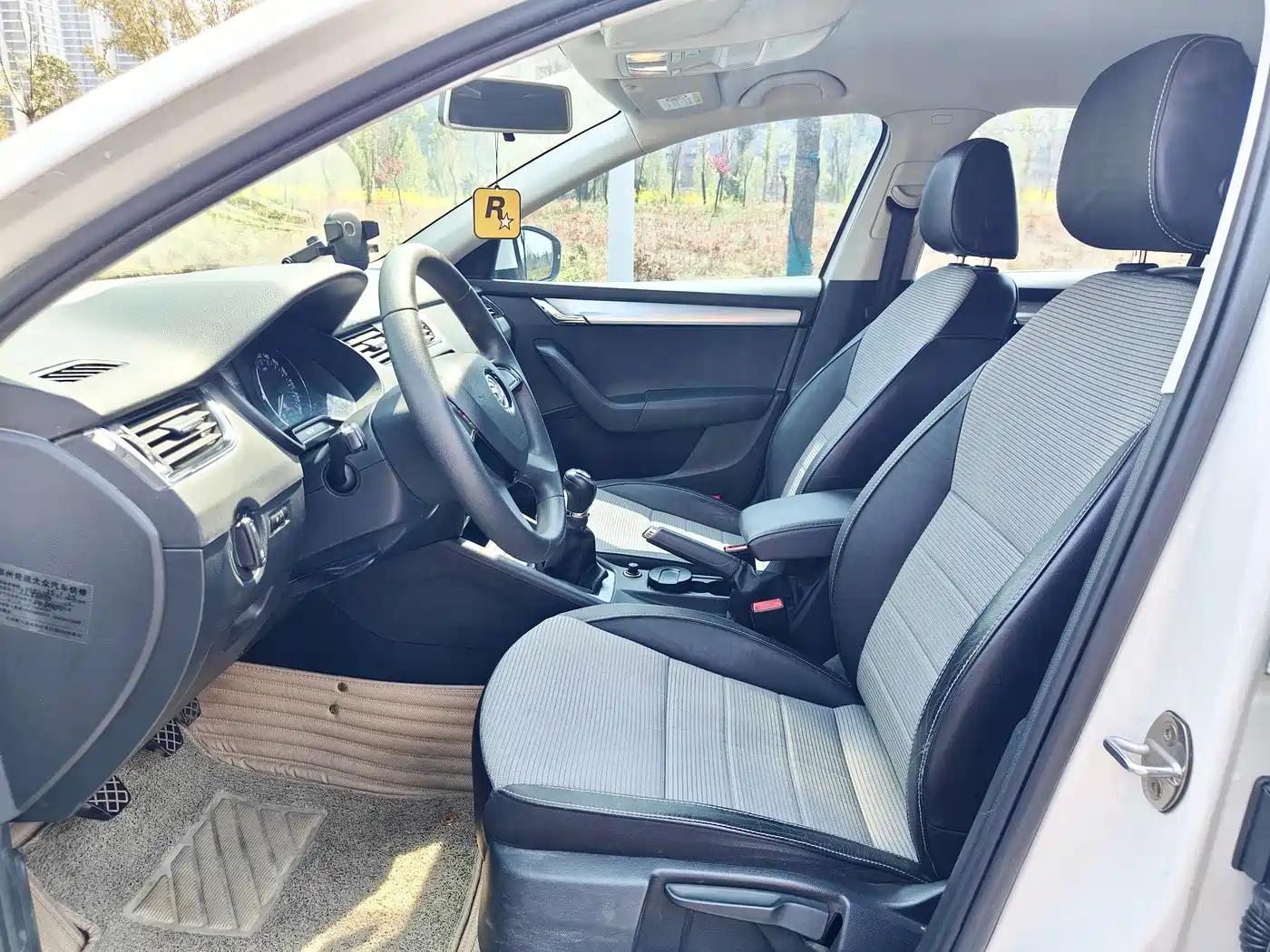 Škoda Octavia 2016 1.6L Manual Pioneer Edition фото 4