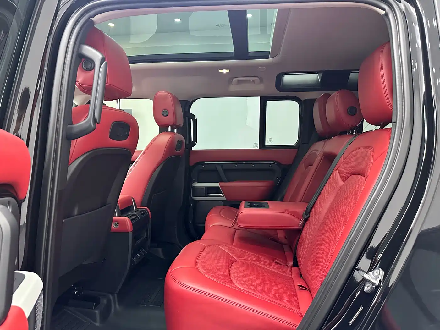 Land Rover Defender 2021 110 P400 SE фото 10