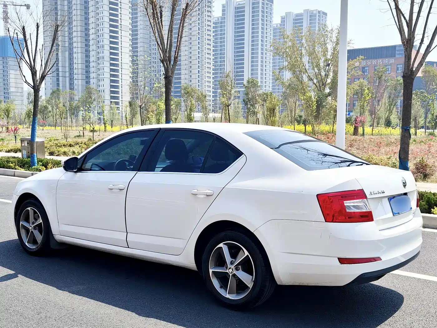 Škoda Octavia 2016 1.6L Manual Pioneer Edition фото 16