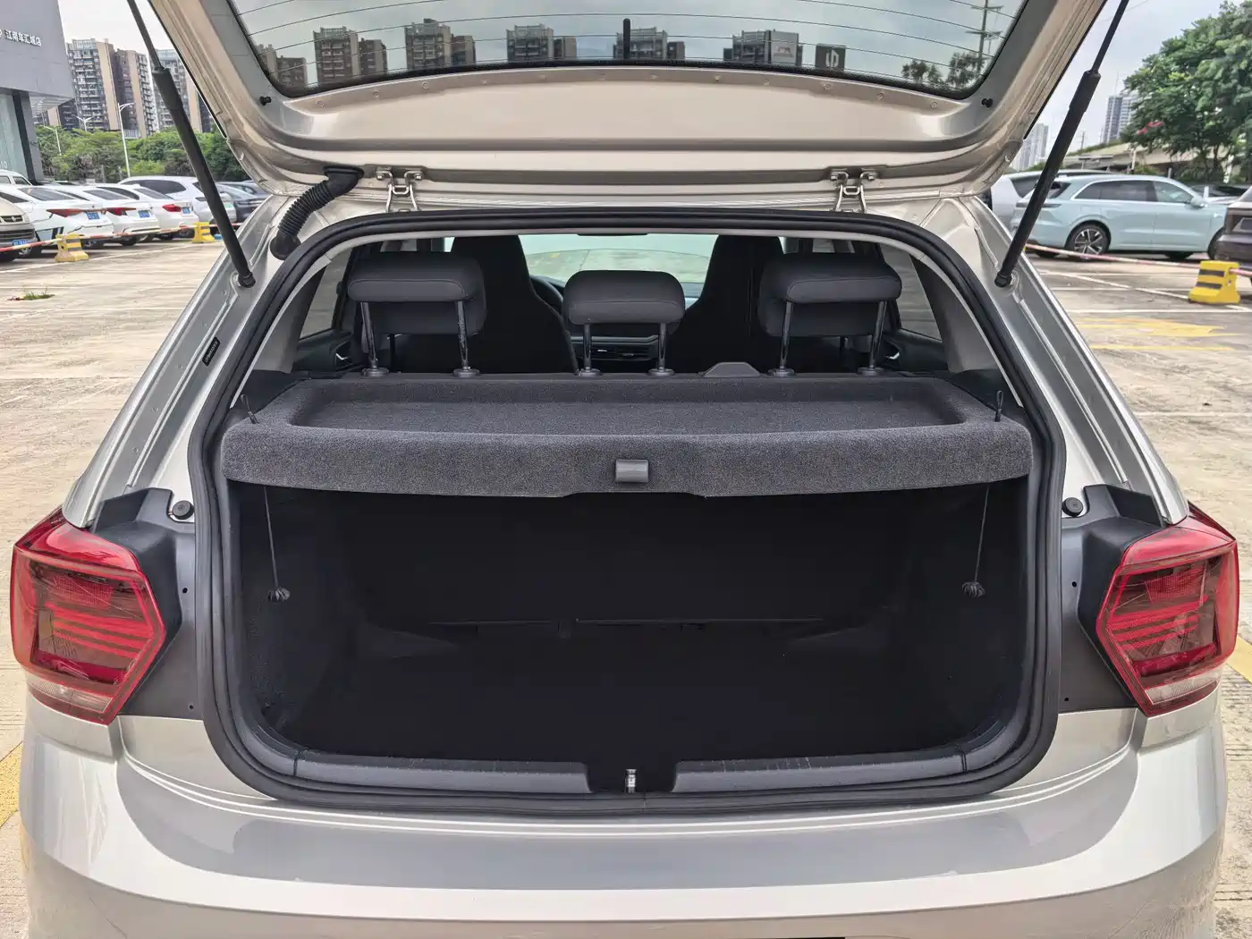 Volkswagen Polo 2019 Plus 1.5L Automatic Panorama Enjoyment Edition фото 17