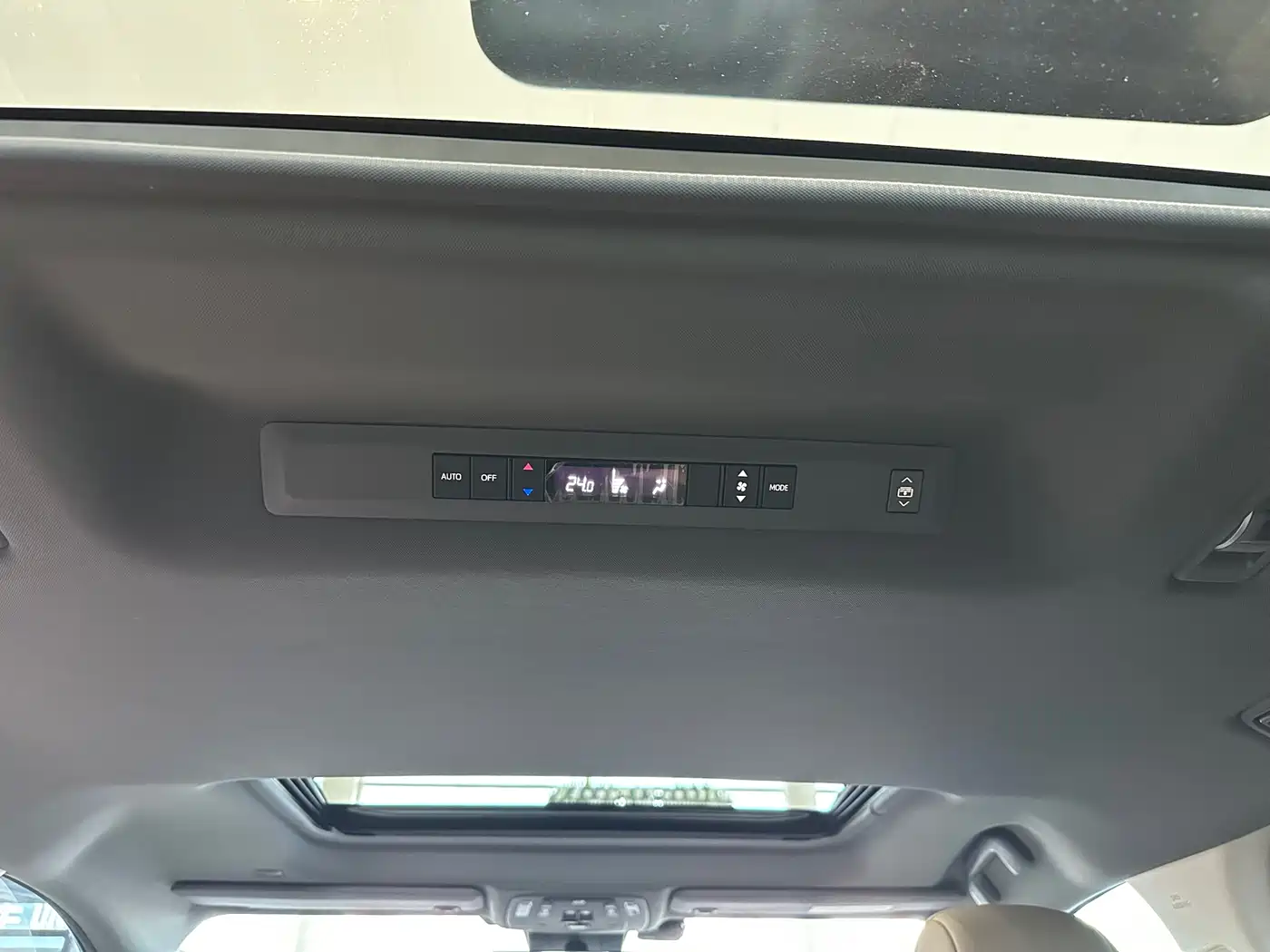 Toyota Granvia 2023 2.5L Hybrid Prestige PLUS Edition фото 9