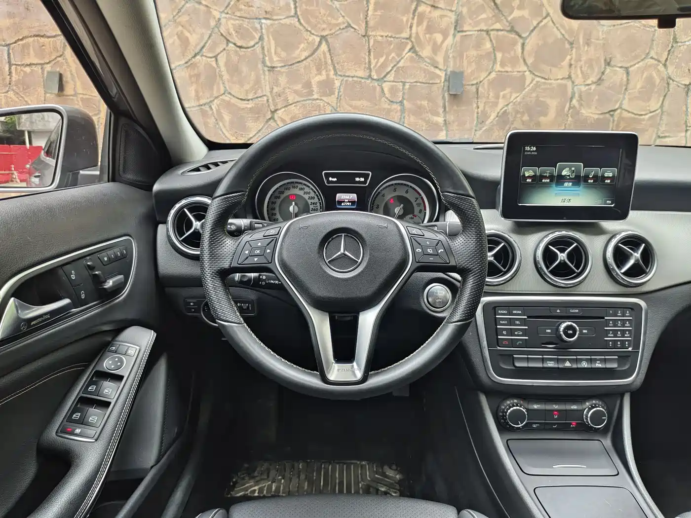 Mercedes-Benz GLA 2016 GLA 200 Dynamic фото 12