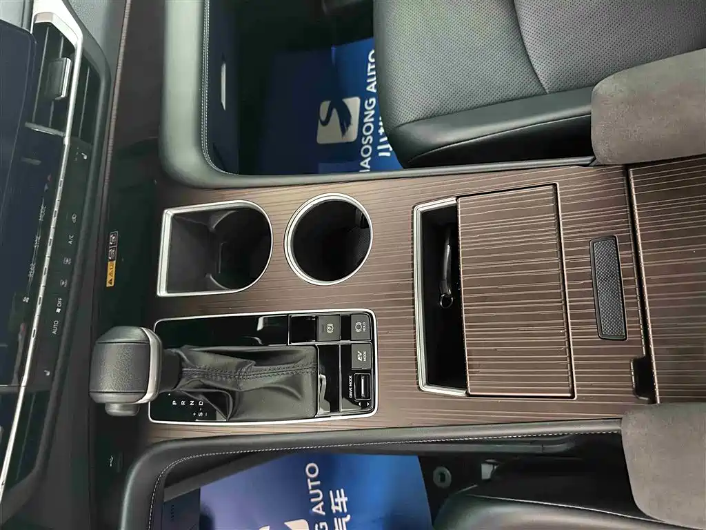 Toyota Granvia 2024 2.5L Hybrid Premium PLUS 4WD Edition фото 10