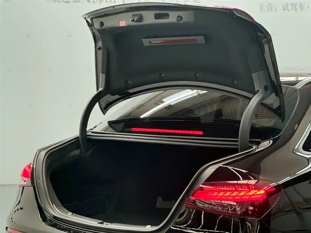Mercedes-Benz E-Class 2022 Model Facelift II E 260 L Sport фото 3
