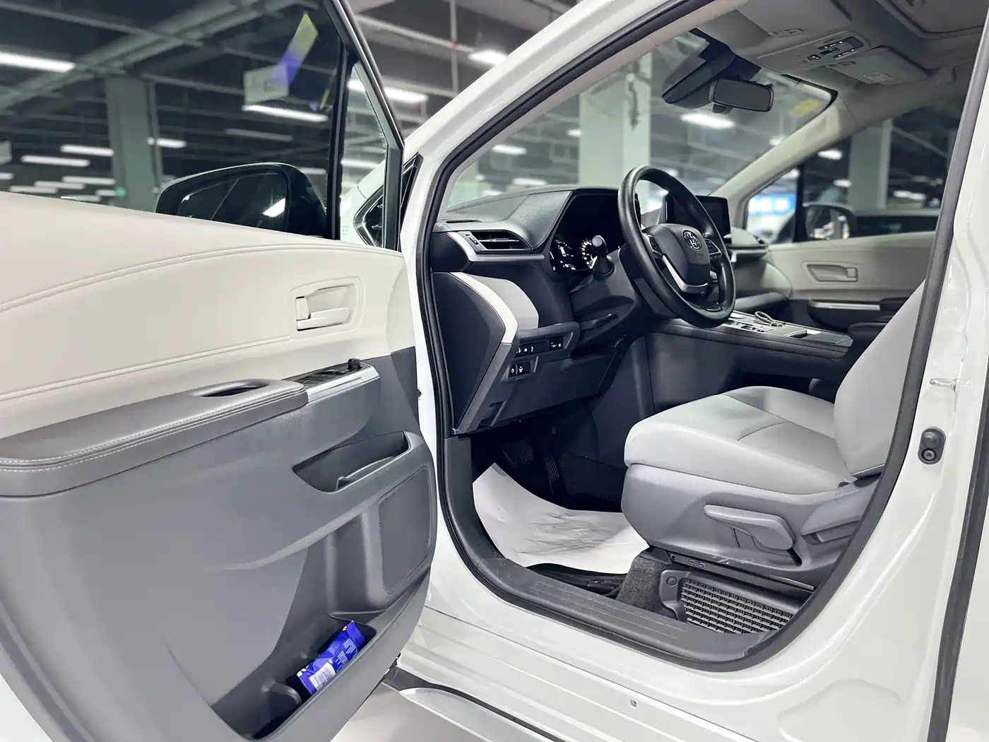 Toyota Granvia 2024 2.5L Hybrid Comfort фото 4