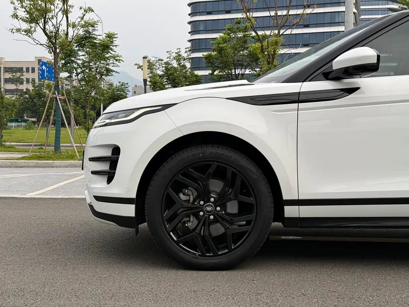 Land Rover Range Rover Evoque 2023 Range Rover Evoque L 249PS Luxury Edition фото 4