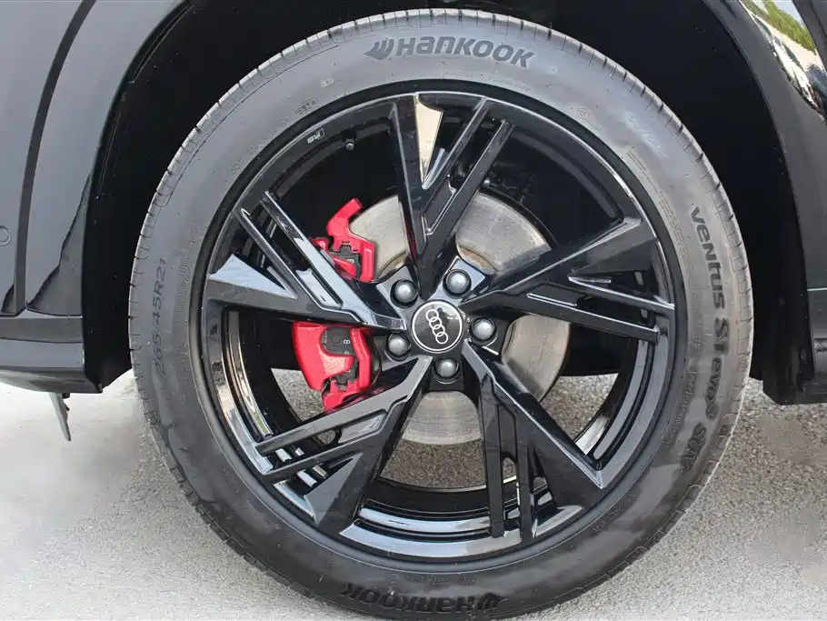 AUDI Q6