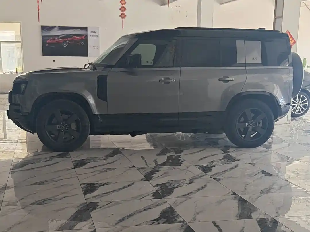 Photo 2 - Land Rover Defender