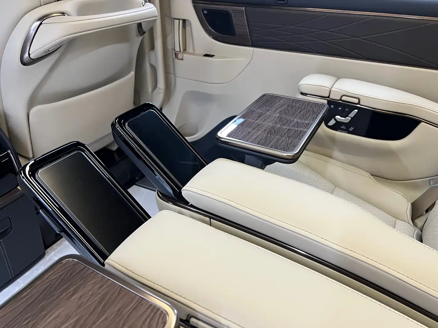 Toyota Alphard 2024 Hybrid 2.5L Ultimate Enjoyment Edition фото 13