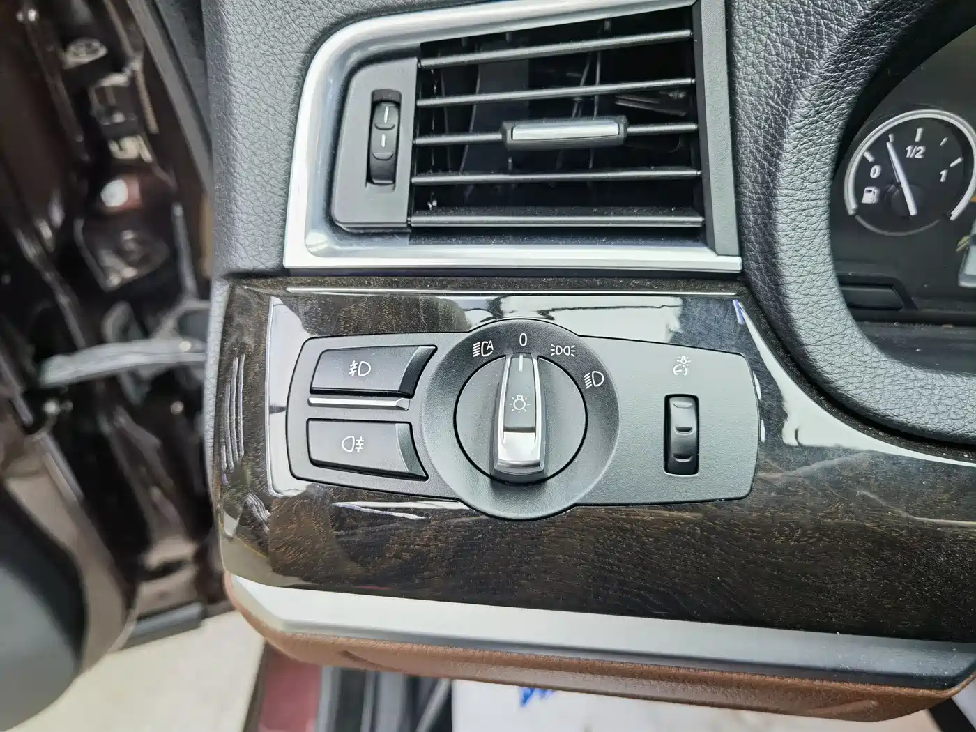 BMW 5 Series GT 2015 528i Leading фото 14