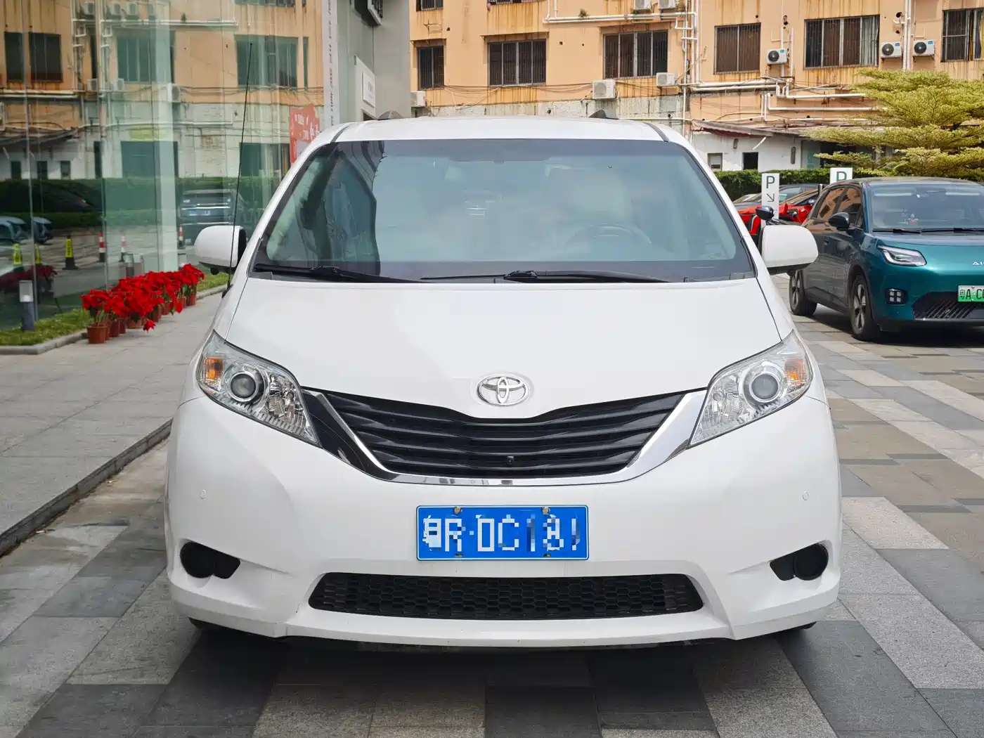 Toyota Sienna 2013 3.5L 4WD Automatic фото 2