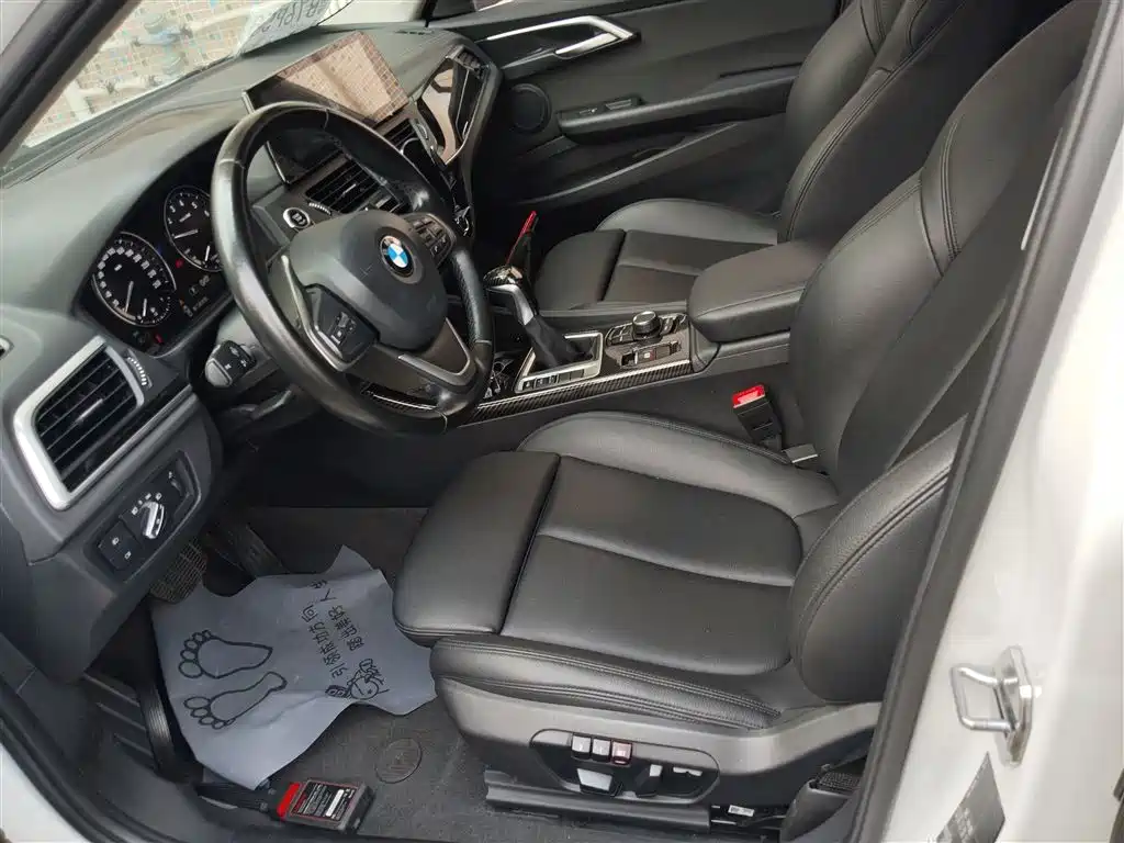 BMW 1 Series 2018 118i Sport Edition фото 15