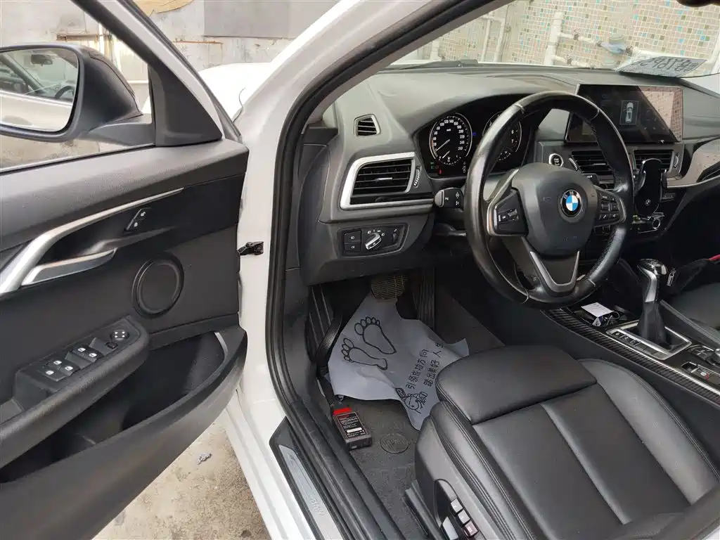 BMW 1 Series 2018 118i Sport Edition фото 17