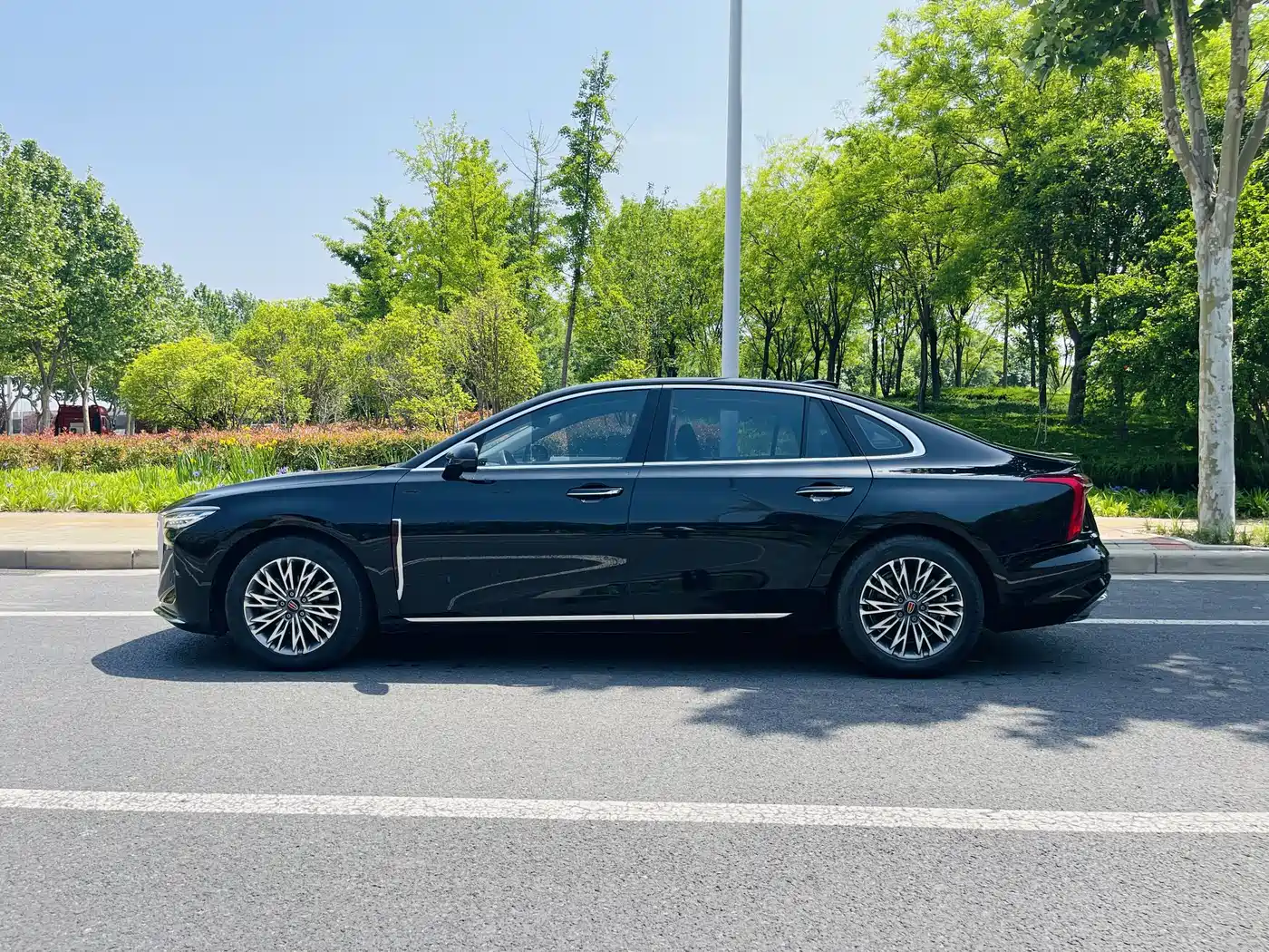 Hongqi H5 2024 1.5T DCT Smart Connect Flag Rhythm Edition фото 4