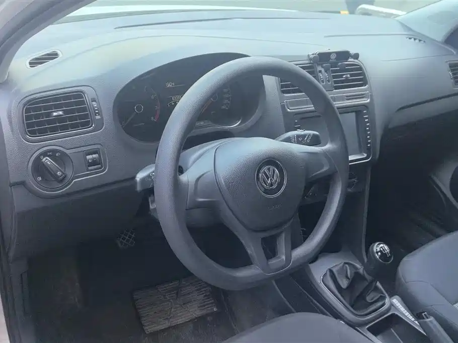 Volkswagen Polo 2014 1.4L Manual Trend Edition фото 15