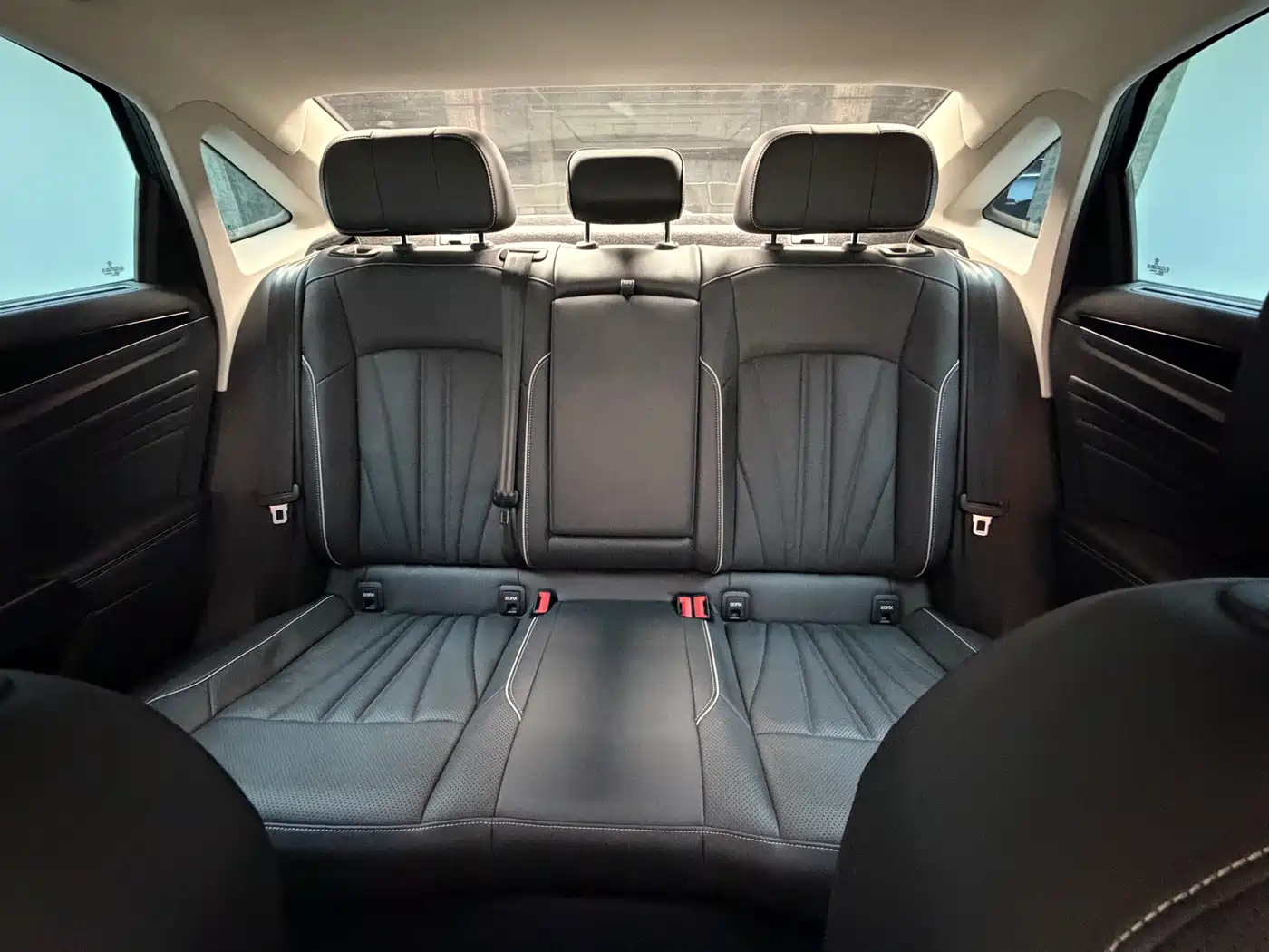 Volkswagen Passat 2024 380TSI Starlight Luxury Edition фото 16