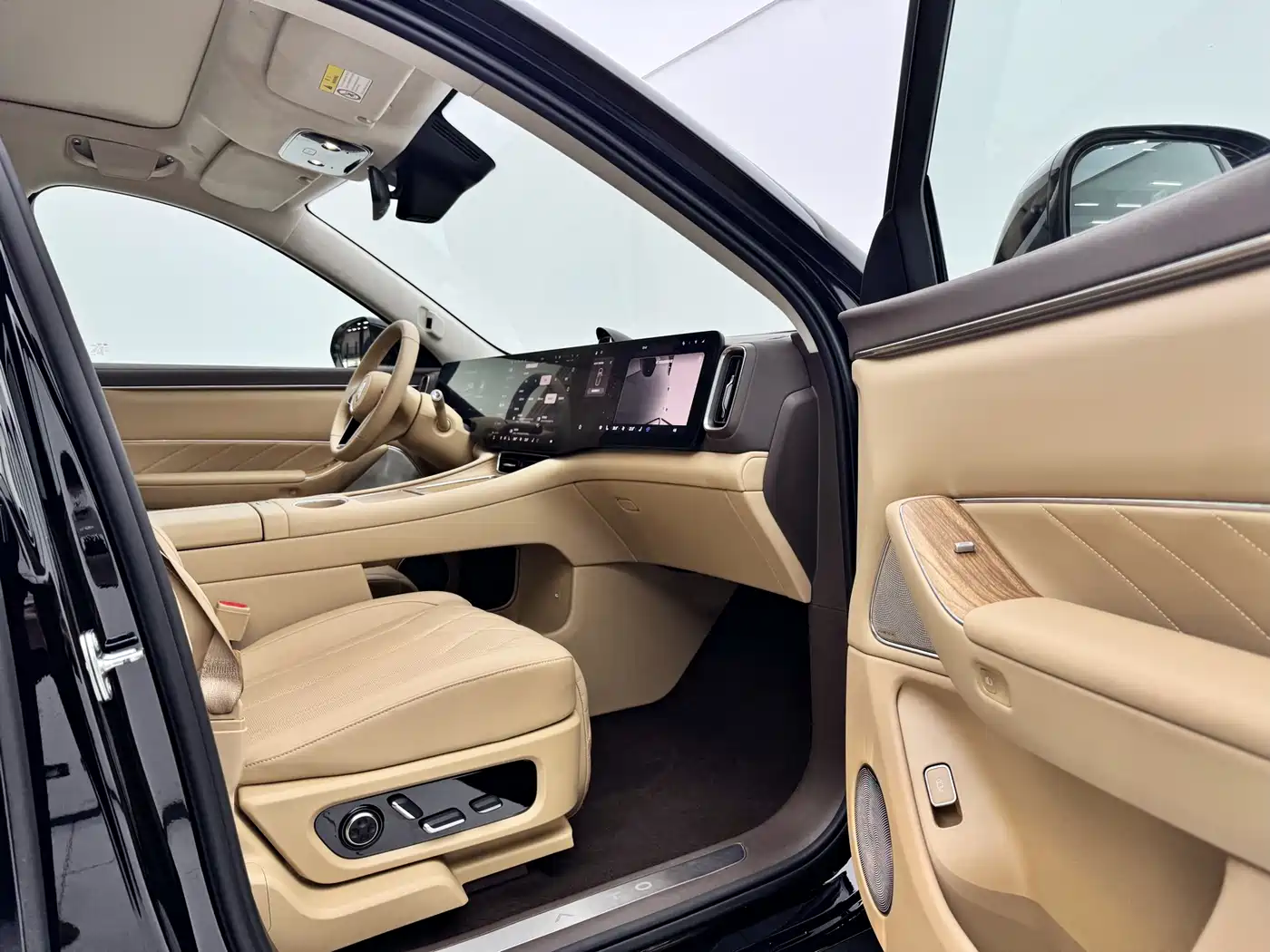 AITO Wenjie AITO M8 2025 Extended Range Ultra 53.4kWh 6-Seater фото 7