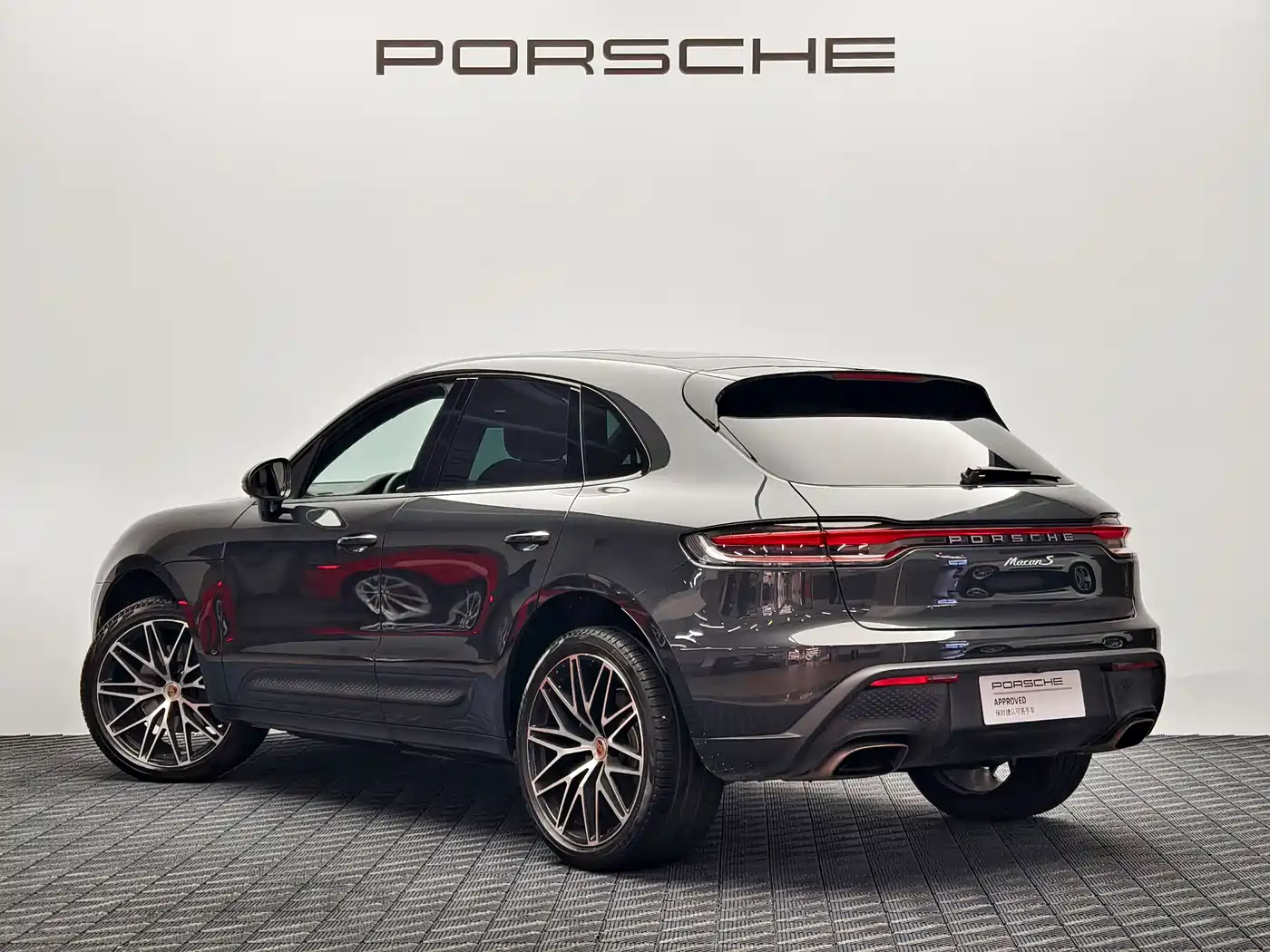 PORSCHE MACAN