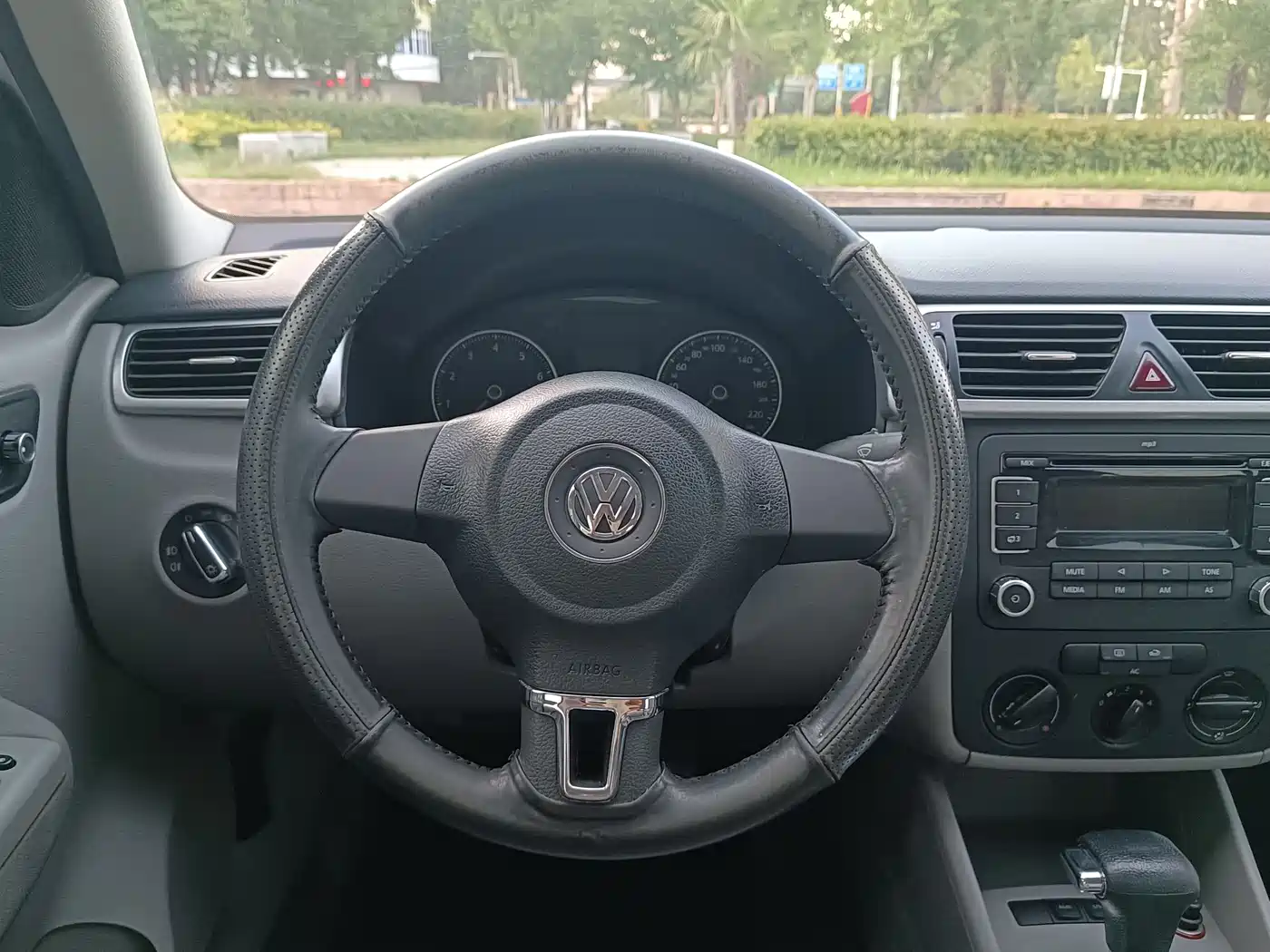 Volkswagen Bora 2012 1.6L Automatic Fashion Value Edition фото 13