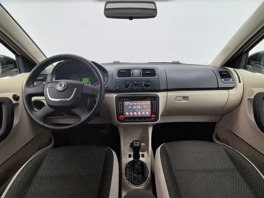 Škoda Fabia 2012 1.6L Scout фото 5