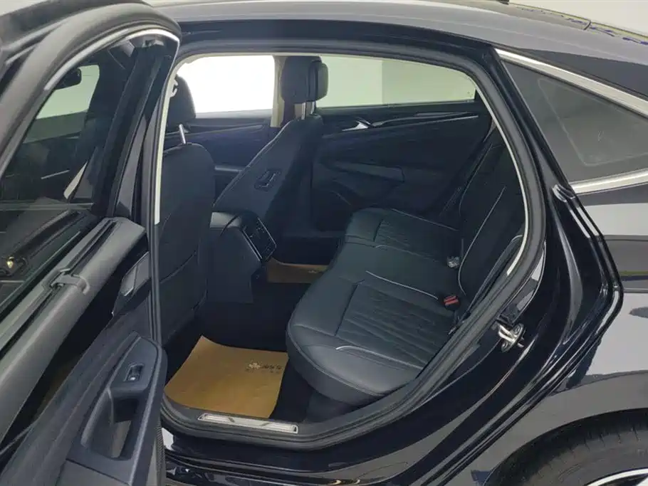 Volkswagen Passat 2023 Facelift 330TSI Starlight Luxury Edition фото 11