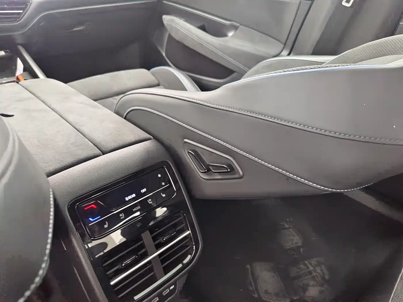 Volkswagen Passat 2025 Model Pro 380TSI Starlight Dragon Premium Edition фото 26