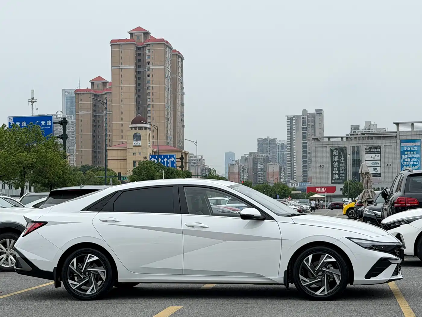 Hyundai Elantra 2023 Model 1.5L CVT LUX Premium Edition фото 6