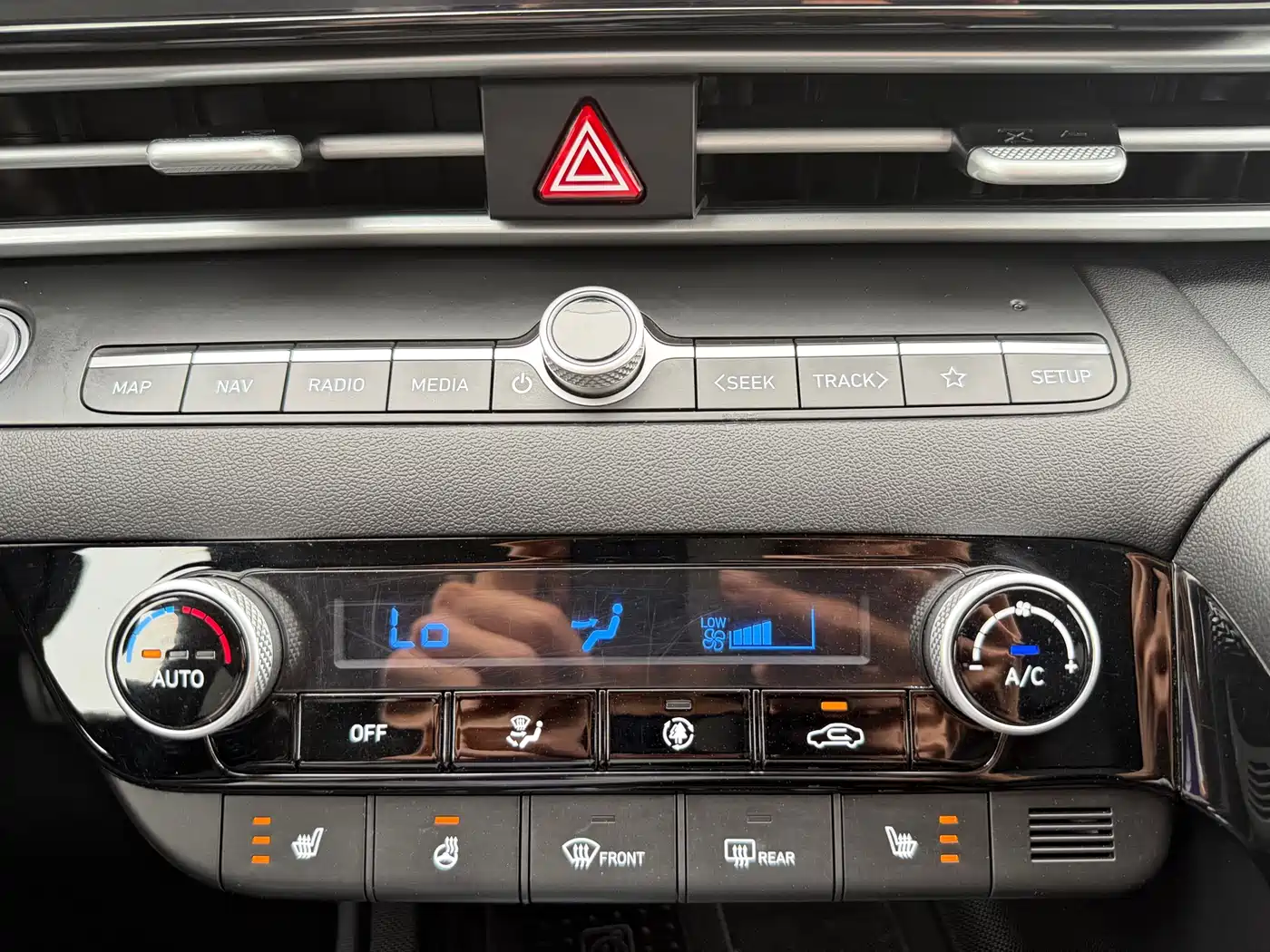 Hyundai Elantra 2023 Model 1.5L CVT LUX Premium Edition фото 9