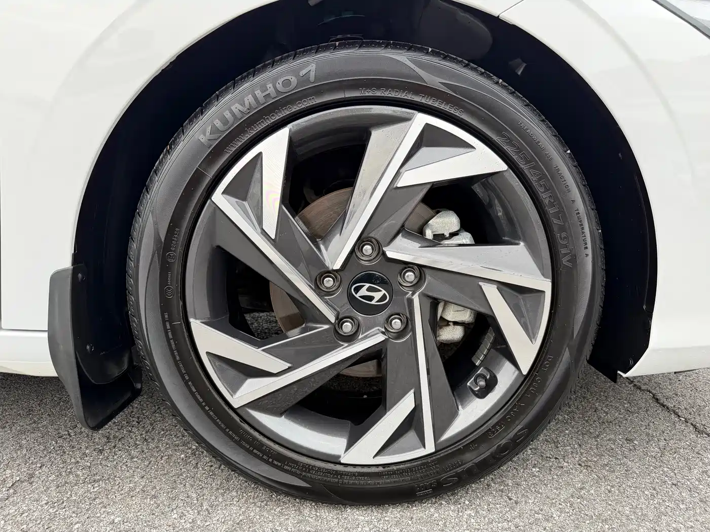Hyundai Elantra 2023 Model 1.5L CVT LUX Premium Edition фото 28