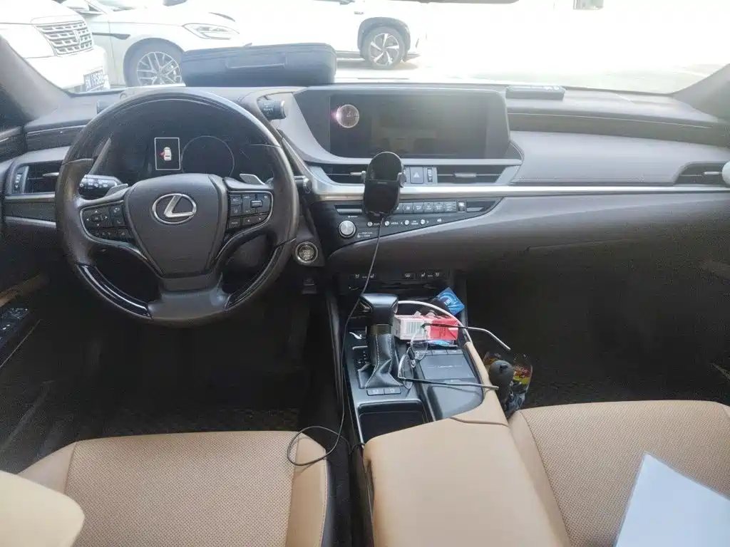 Фото 13 - Lexus ES