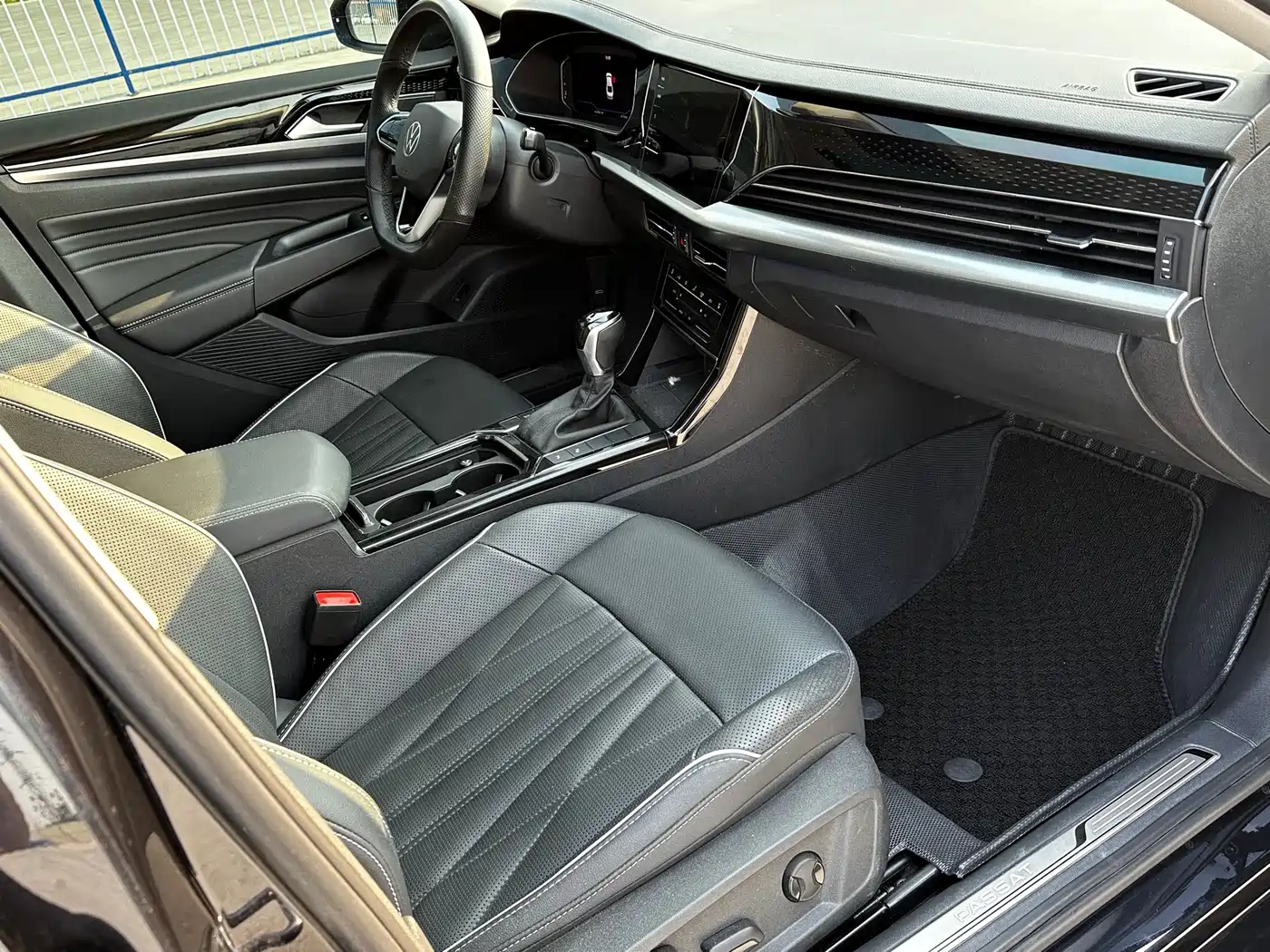 Volkswagen Passat 2022 330TSI Luxury Edition фото 19
