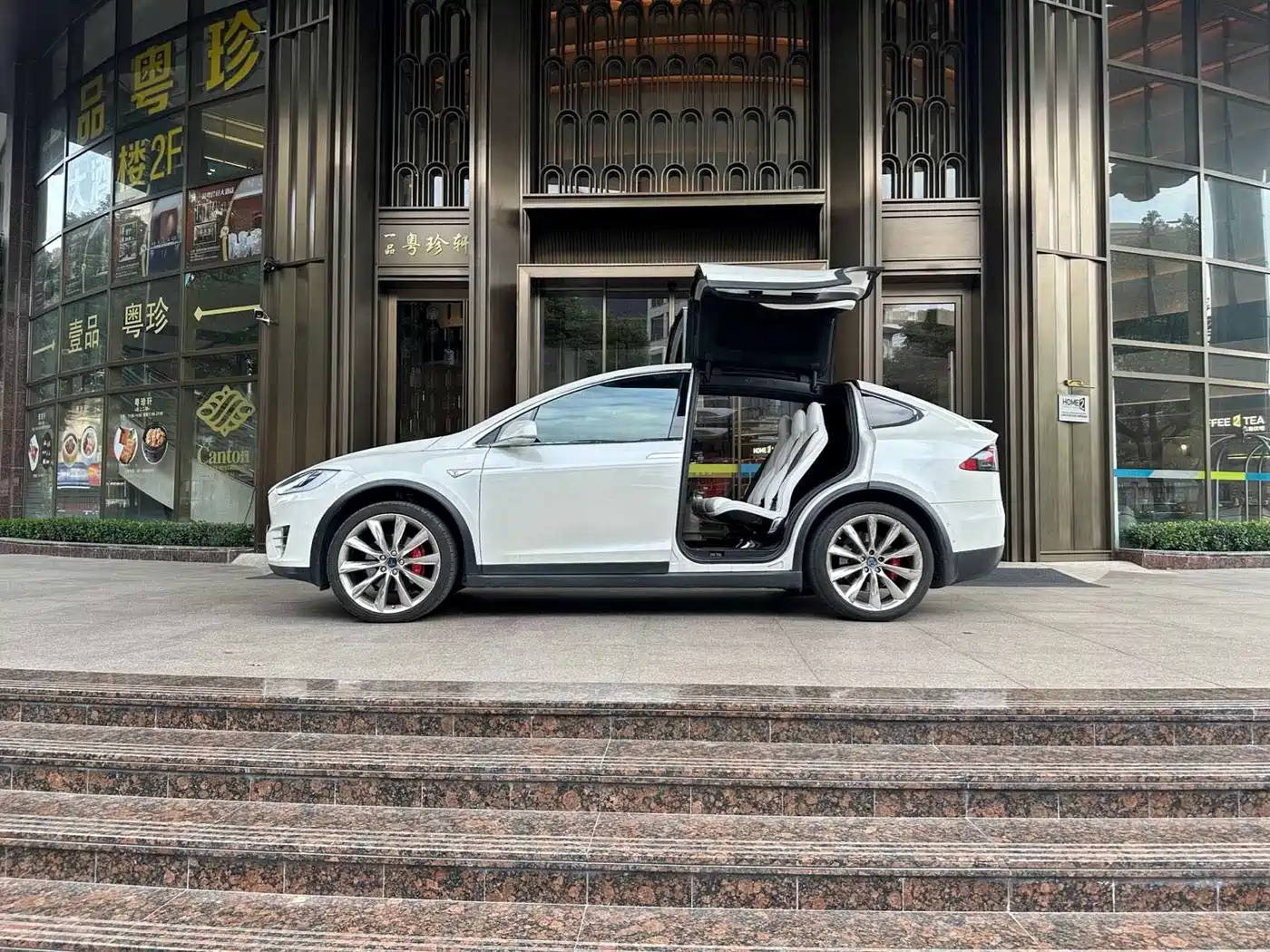 TESLA MODEL X