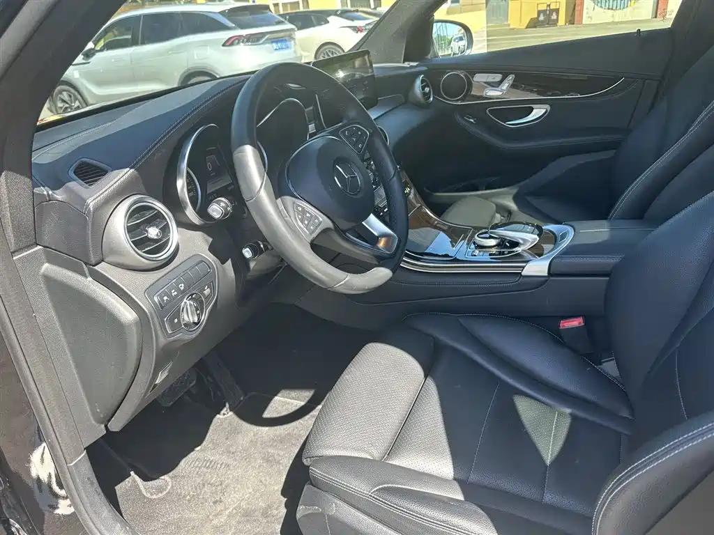 Mercedes-Benz GLC 2017 GLC 260 4MATIC Luxury фото 3