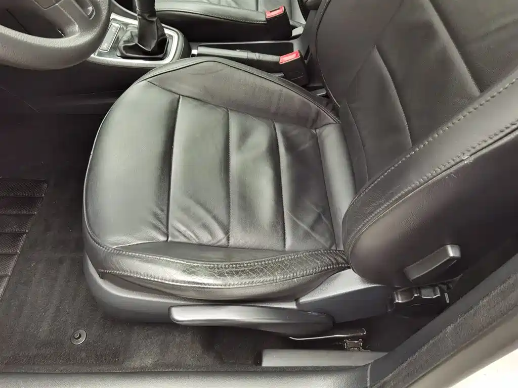 Volkswagen Lavida 2013 Facelift Classic 1.6L Manual Comfort фото 20
