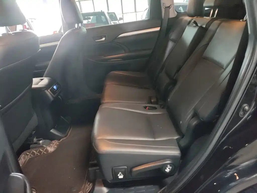 Photo 17 - Toyota Highlander