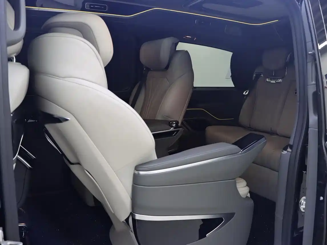 Mercedes-Benz V-Class 2024 V 300 L Long Wheelbase Premium фото 18