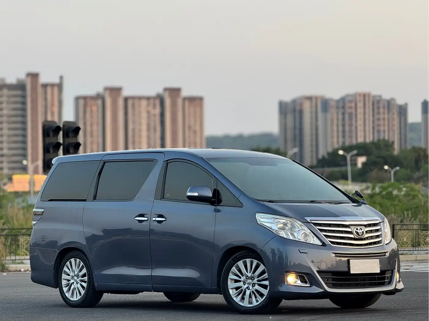 Toyota Alphard 2011 3.5L Luxury Edition фото 3