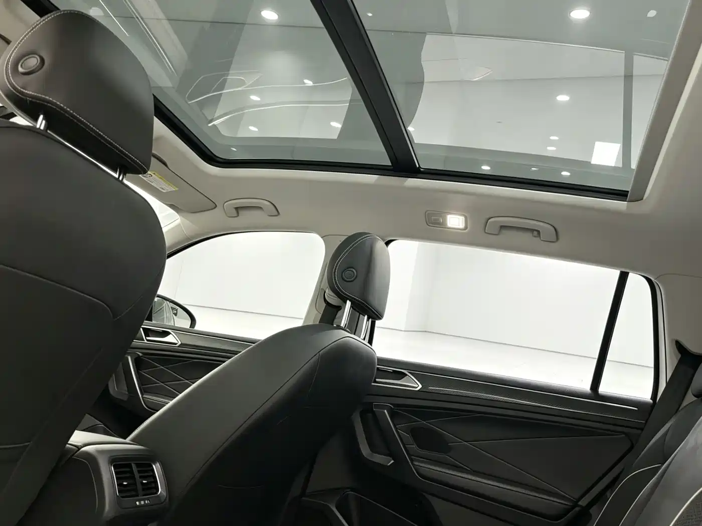 Volkswagen Tiguan L 2024 330TSI Automatic 2WD R-Line Premium Enjoyment Edition фото 8