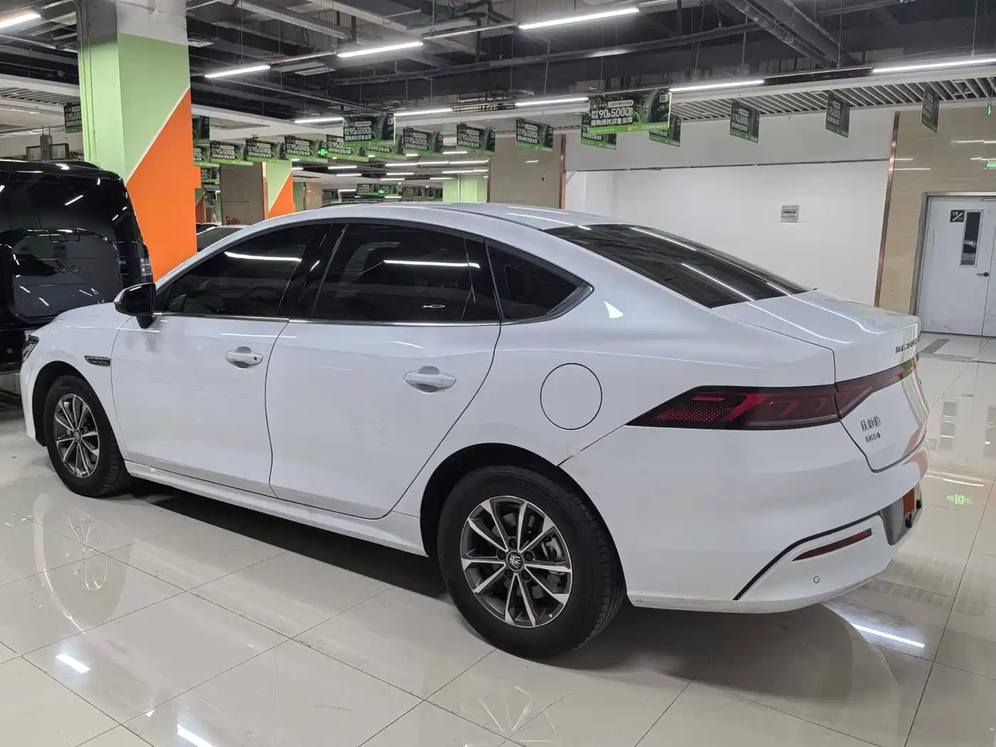 BYD Qin PLUS 2024 Glory Edition DM-i 55KM Leading фото 2