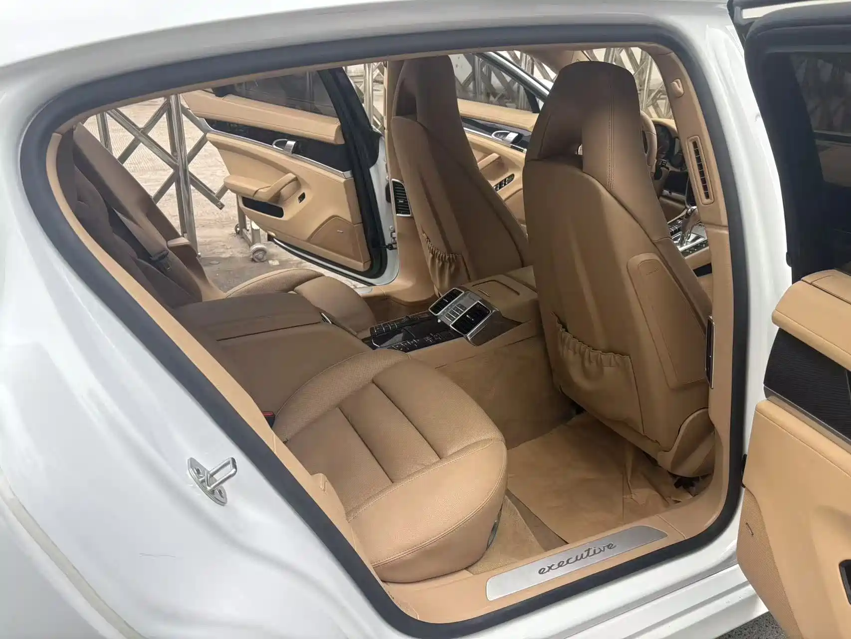 صورة 8 - Porsche Panamera