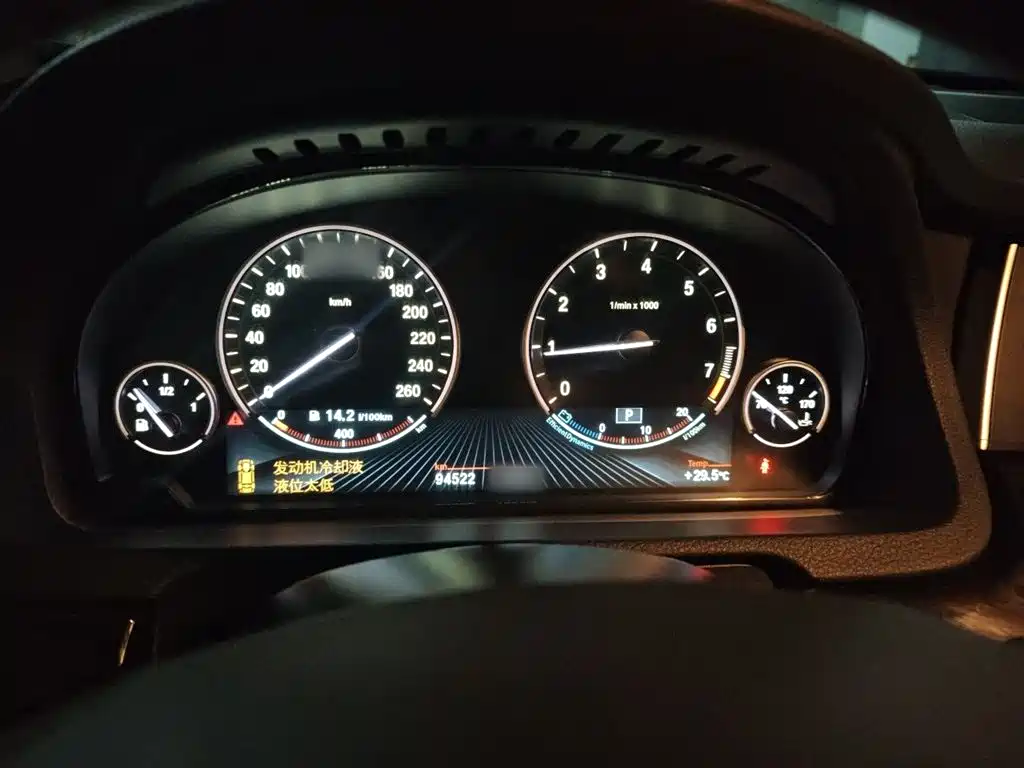 BMW 5 Series GT 2014 528i Leading фото 4