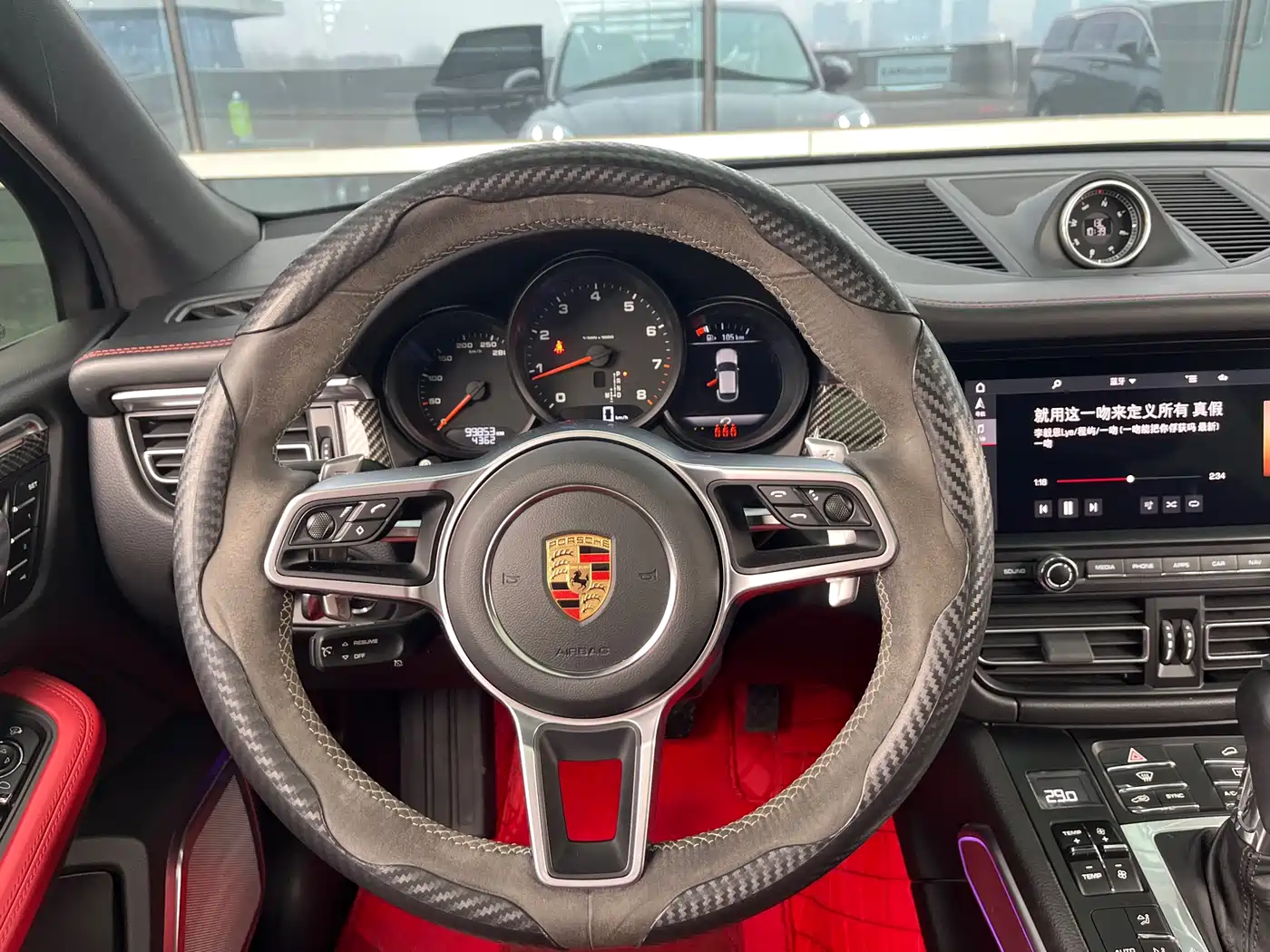 PORSCHE MACAN
