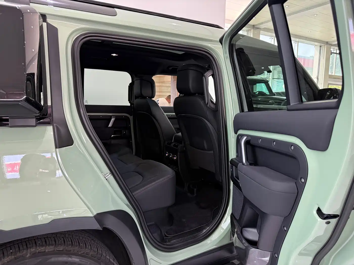 Land Rover Defender 2023 110 3.0T P400 75th Anniversary Legend Edition фото 11