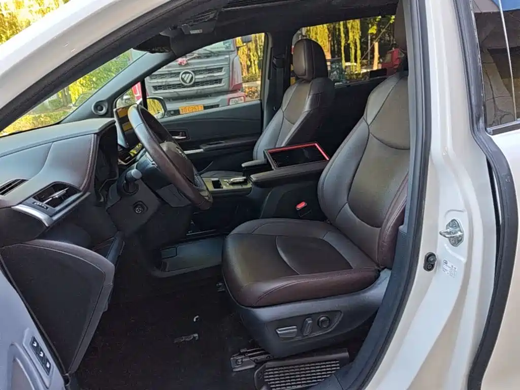 Toyota Granvia 2024 2023 2.5L Hybrid Flagship VIP Edition