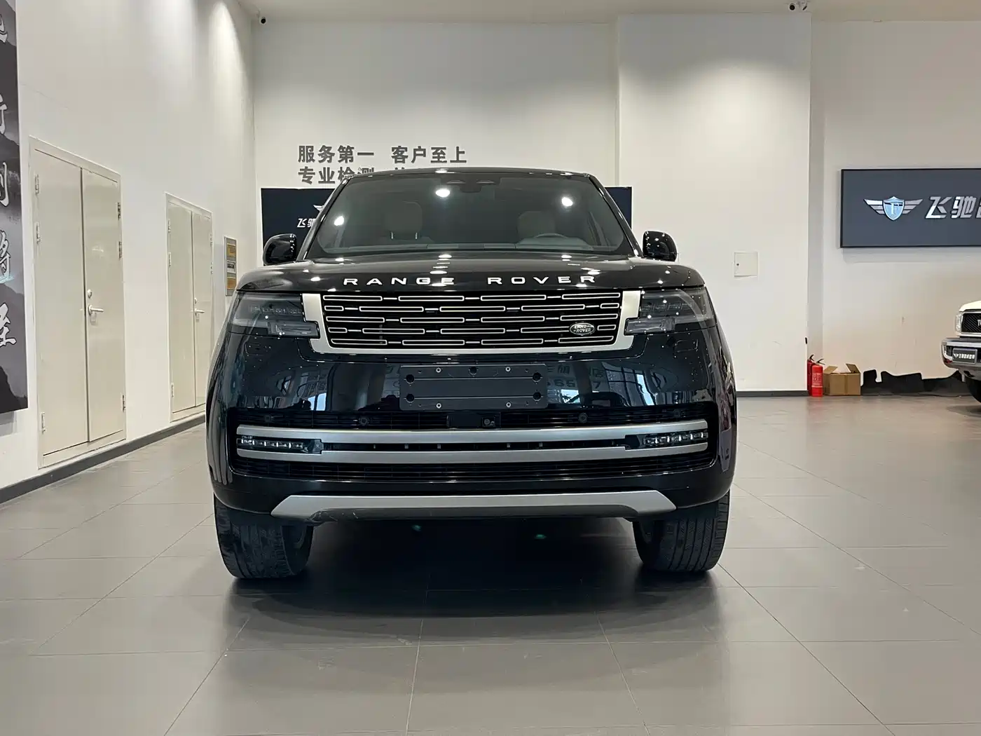 Land Rover Range Rover 2024 3.0 L6 360PS Golden Age Edition фото 2